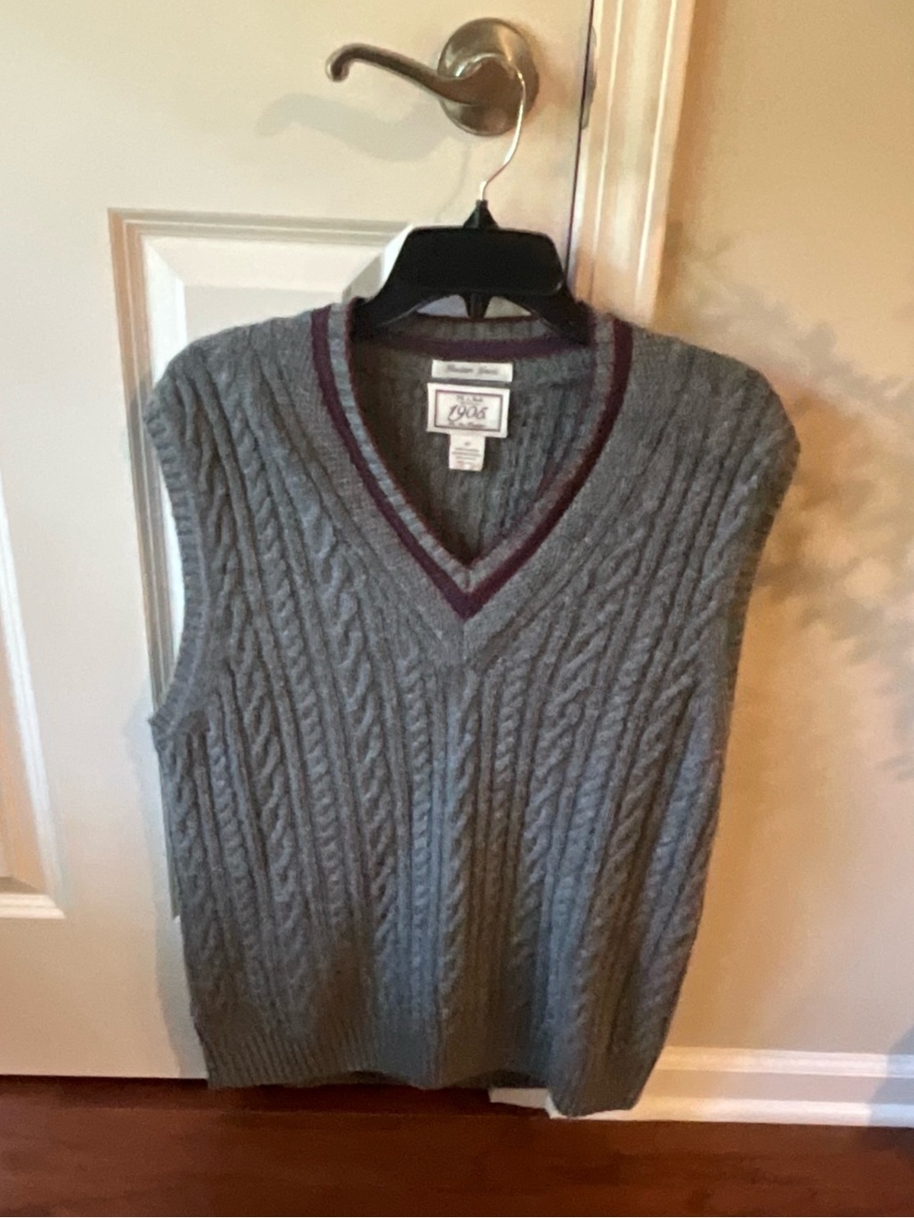 Jos A Bank Cable Knit V-Neck Sleeveless Sweater Vest Size Medium